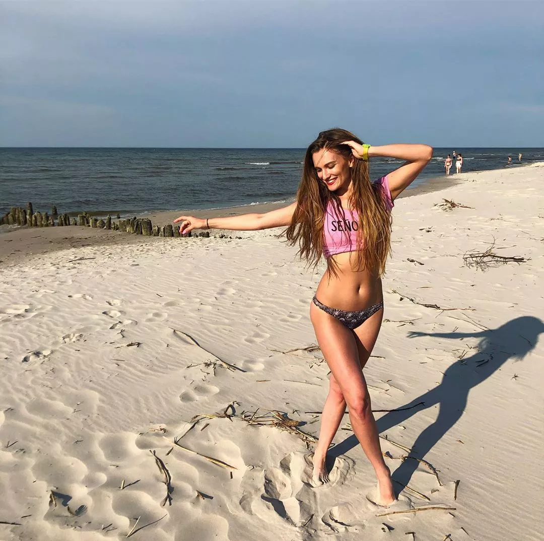 Bezprecedensowa walka z hejtem! Wokalistka disco polo zdjęła stanik i pokazała pośladki!